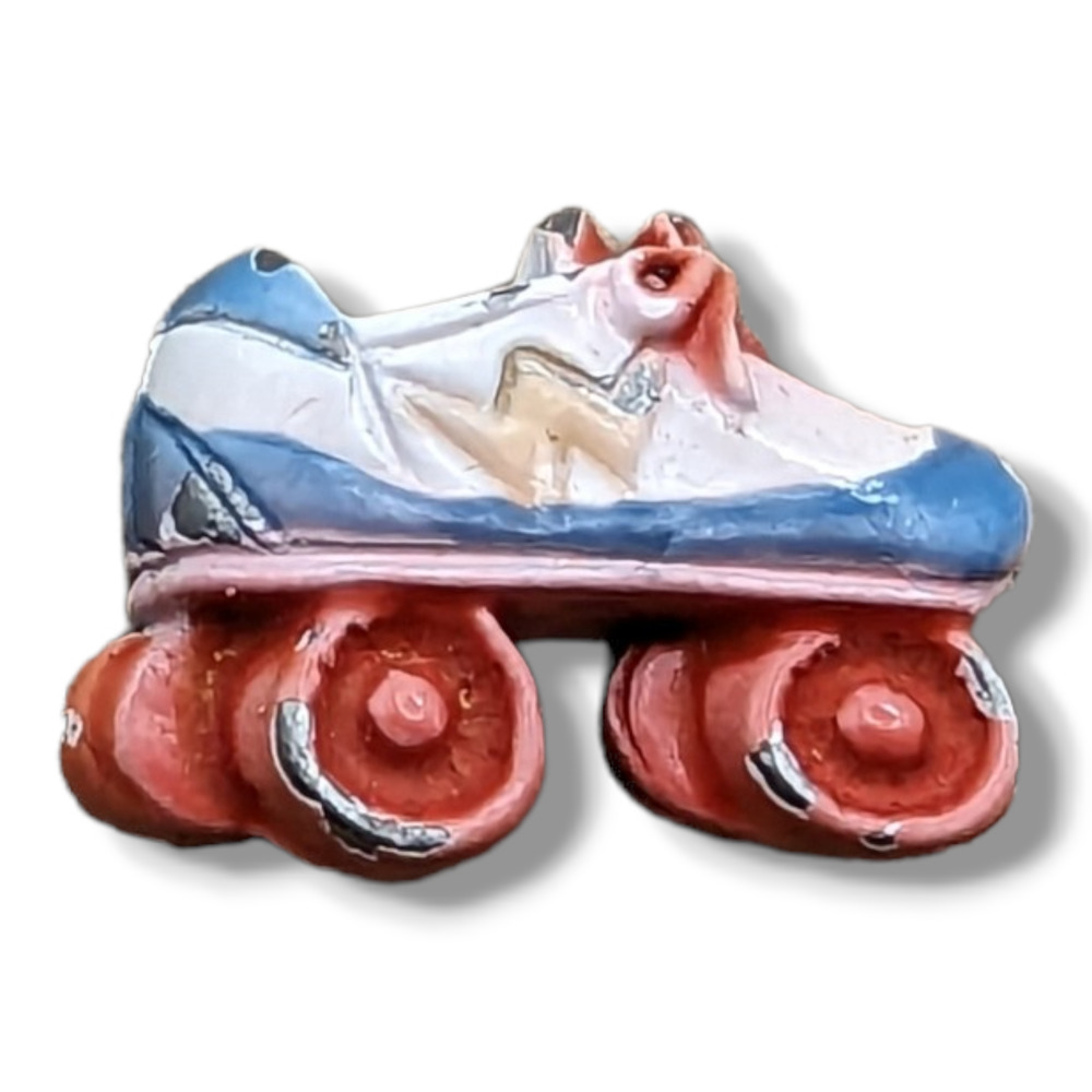 Roller Skate Lightning Bolt Blue White Red Wheels Vintage Hat Lapel Pin - Picture 4 of 4